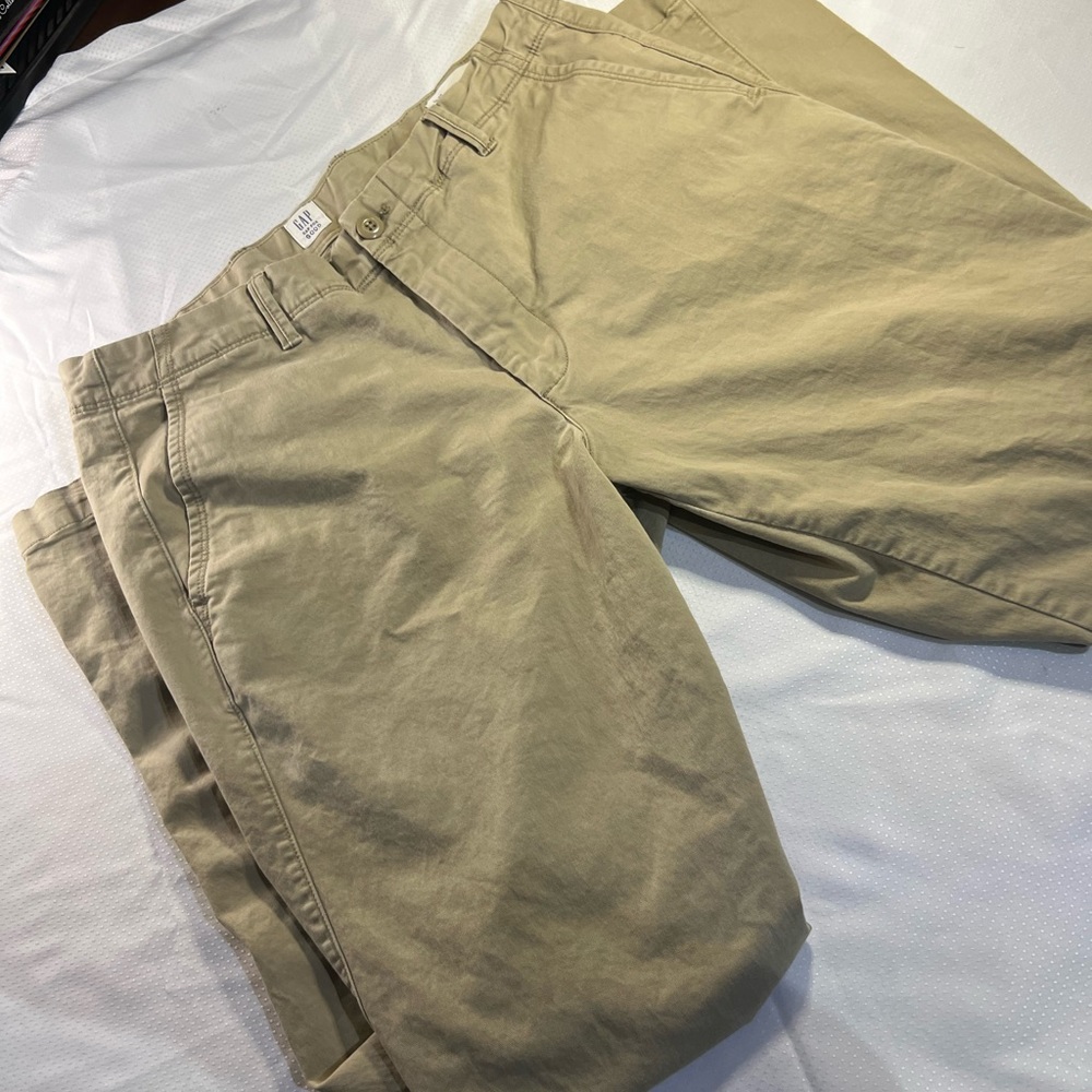 Men’s Gap Khaki Pants Size 34 New Like Condition